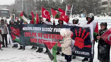 Erzurum'da sağlıkçılar kar yağışı altında Gazze için "sessiz yürüyüş" gerçekleştirdi