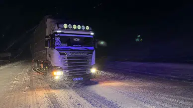 Bayburt-Erzurum kara yolunda Kop Dağı Geçidi'nde kar ve tipi nedeniyle ulaşımda aksamalar yaşanıyor