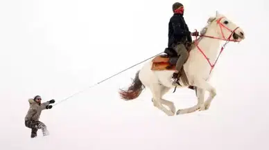 Erzurum Ovası'nda atlı kayak