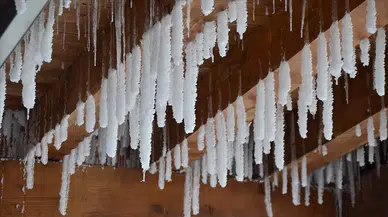 Doğu Anadolu'da dere ve nehirler buz tuttu