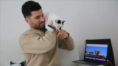 Enkazdan çıkardığı kediyi sahiplenen itfaiye eri AA'nın "Yılın Kareleri"ni oyladı