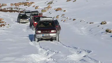 Off-road tutkunları Erzurum'da doğaya yem bırakıp karda lastik raftingi yaptı