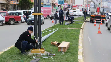 Çayeli Belediyesi aydınlatma direklerini yeniliyor