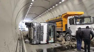 Kamyon devrildi; hafriyat tünel içerisine saçıldı