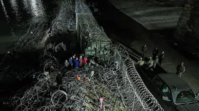Texas'ın Eagle Pass kentindeki önlemler nedeniyle düzensiz göçmenler sınırı gece geçmeyi deniyor