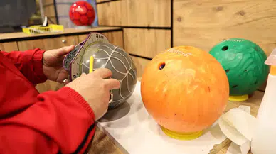 Eğlenmeye gittikleri salonda bowling sporcusu oldular