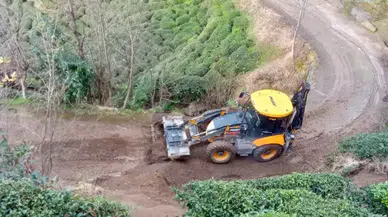 Güneysu Belediyesi heyelan sonucu kapanan yolu trafiğe açtı