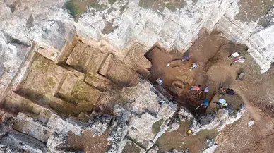 Diyarbakır'da eski taş ocağındaki kazıda 54 çocuğa ait mezarlık bulundu