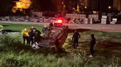 Polis aracı, yol kenarındaki arsaya devrildi; 3 yaralı