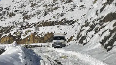 Siirt’te yoğun karda mahsur kalan minibüsteki 6 kişi kurtarıldı