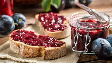 Ağzınızda eriyecek: Tadına doyamayacağınız Kırmızı Erik Reçeli tarifi