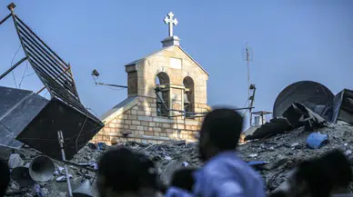 Gazzeli Hristiyanlar İsrail'in saldırılarında zarar gören kiliselerde savaşın bitmesi için dua ediyor