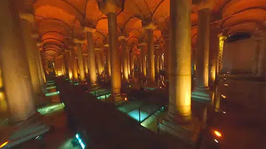 Görkemli sütunlarıyla büyüleyen Yerebatan Sarnıcı FPV dronla görüntülendi