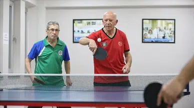 72 yaşındaki masa tenisçi Şenel Altun turnuvalarda raket sallıyor