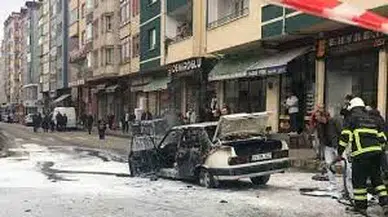 Trabzon'da araç sokak ortasında alev alev yandı