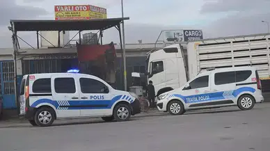 Tamir ettiği TIR'ın altında kalan usta öldü