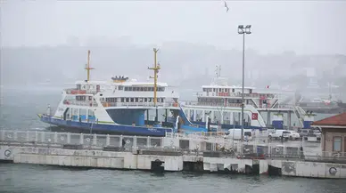 Fırtına nedeniyle transit gemi geçişlerine kapatılan Çanakkale Boğazı'nda feribot seferleri de durduruldu