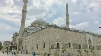 Fatih Camii'nde provokatif saldırı!