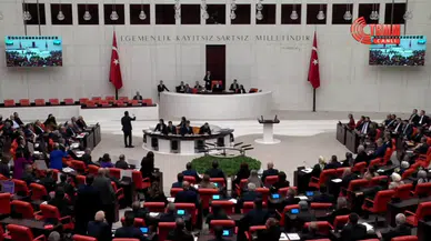 CHP'Lİ SUİÇMEZ, GENEL KURUL'DA CAN ATALAY KARARINI OKUYAN KATİBİN MİKROFONUNU KAPATARAK KARARIN OKUNMASINI ENGELLEMEYE ÇALIŞTI