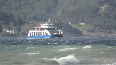Gökçeada ve Bozcaada feribot seferlerine 'fırtına' engeli