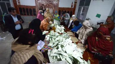 Seçimlerde hile yapıldığı iddiası, Pakistan'ı karıştırdı: Siyasi partiler protesto düzenledi