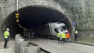 Trabzon'da tünel duvarına çarpan tırın sürücüsü yaralandı