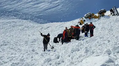 Erzurum'da çığ altından yaralı kurtarılan kepçe operatörü hayatını kaybetti