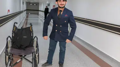 Doğuştan engelli şampiyon yüzücü, "süper kahramanım" dediği doktoru sayesinde ayağa kalktı