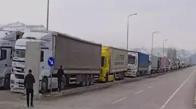 Ağrı'da İran sınırında 30 kilometre tır kuyruğu... Şoförler isyan etti!