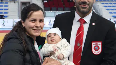 2 aylık Ali Çağan, antrenör anne ve hakem babasıyla judo şampiyonasında