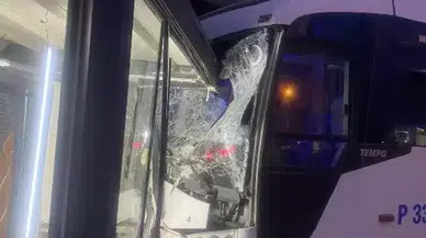 Sürücüsü rahatsızlanan midibüs, eğitim kurumunun kapısına çarptı