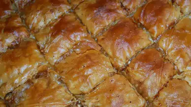 Şerbetli böreğin en lezzetlisi! Çayın yanına laz böreği tarifi, hamur yumuşayana kadar yoğurun