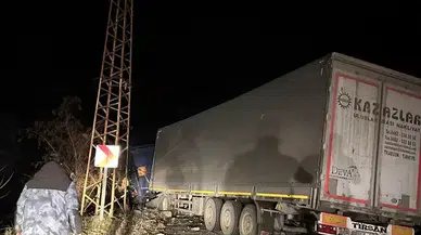 Artvin-Ardahan kara yolunda heyelan nedeniyle ulaşım tek şeritten sağlanıyor