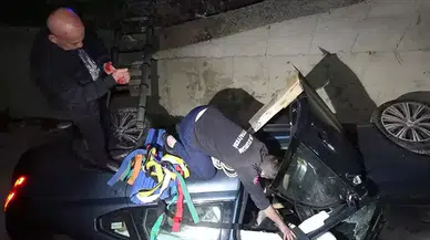 Su kanalına düşen otomobilden yaralı çıkan sürücü, araçta sıkışan eşinin kurtarılmasını bekledi