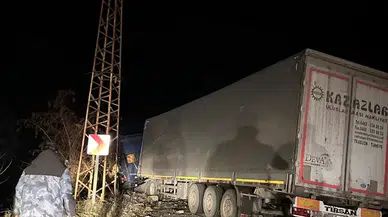 Artvin-Ardahan kara yolunda heyelan nedeniyle ulaşım tek şeritten sağlanıyor