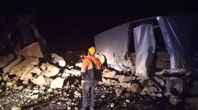 Artvin'de heyelan; kaya parçalarının isabet ettiği TIR, devrildi