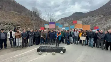 Heyelan korkulu yolda 'siyah tabutlu' eylem!