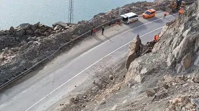 Heyelan korkulu yolda 'siyah tabutlu' eylem