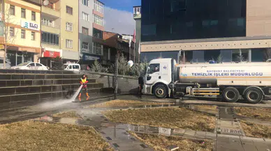 Bayburt Belediyesi Temizlik Ekipleri, Yüksek Sıcaklıkları Değerlendiriyor: Saray Bahçesi Kent Meydanı Yıkama Çalışmalarıyla Başladı