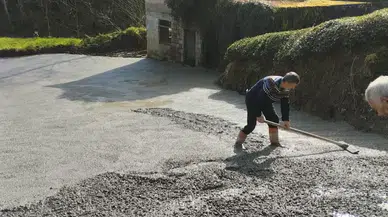 Kalkandere yollarını geliştirmeye devam ediyor