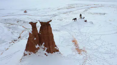 Erzurum'daki Narman Peribacaları'nda kar üstünde dörtnala gezi
