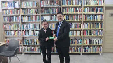 Fındıklı Kaymakamı Murat Çürük en çok kitap okuyan miniklere hediye çeki verdi