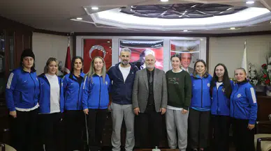 Ardeşen Belediyesi Spor kadın takımı Başkan Avni Kahya'yı ziyaret etti