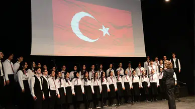 Trabzon Valisi Aziz Yıldırım, Kurtuluş Yıl Dönümü Etkinliğinde Öğrencilere Ödüllerini Takdim Etti