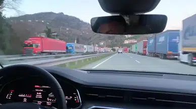  Bayraktutan: "Sarp Sınır Kapısından Başlayan Sağlı Sollu Tır Kuyrukları, Trafik Güvenliğini Tehlikeye Sokuyor"