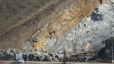 Madenlerdeki 'kontrolsüz patlatmalar' heyelanları tetikliyor