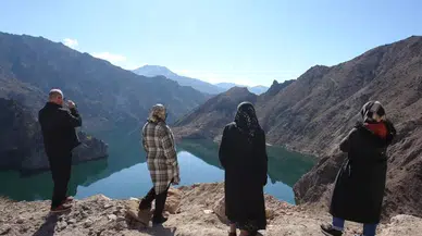 Baraj suları çekildi, dipte kalan köy ve kale ortaya çıktı