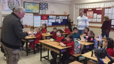 Trabzon'da ilkokul öğrencilerine tahta oyuncak dağıtıldı