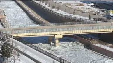 Türkiye'nin en hızlı akan nehri buz tuttu