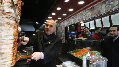 Başkan Metin Atatürk Caddesi'nde esnaf ve vatandaşlarla buluştu
